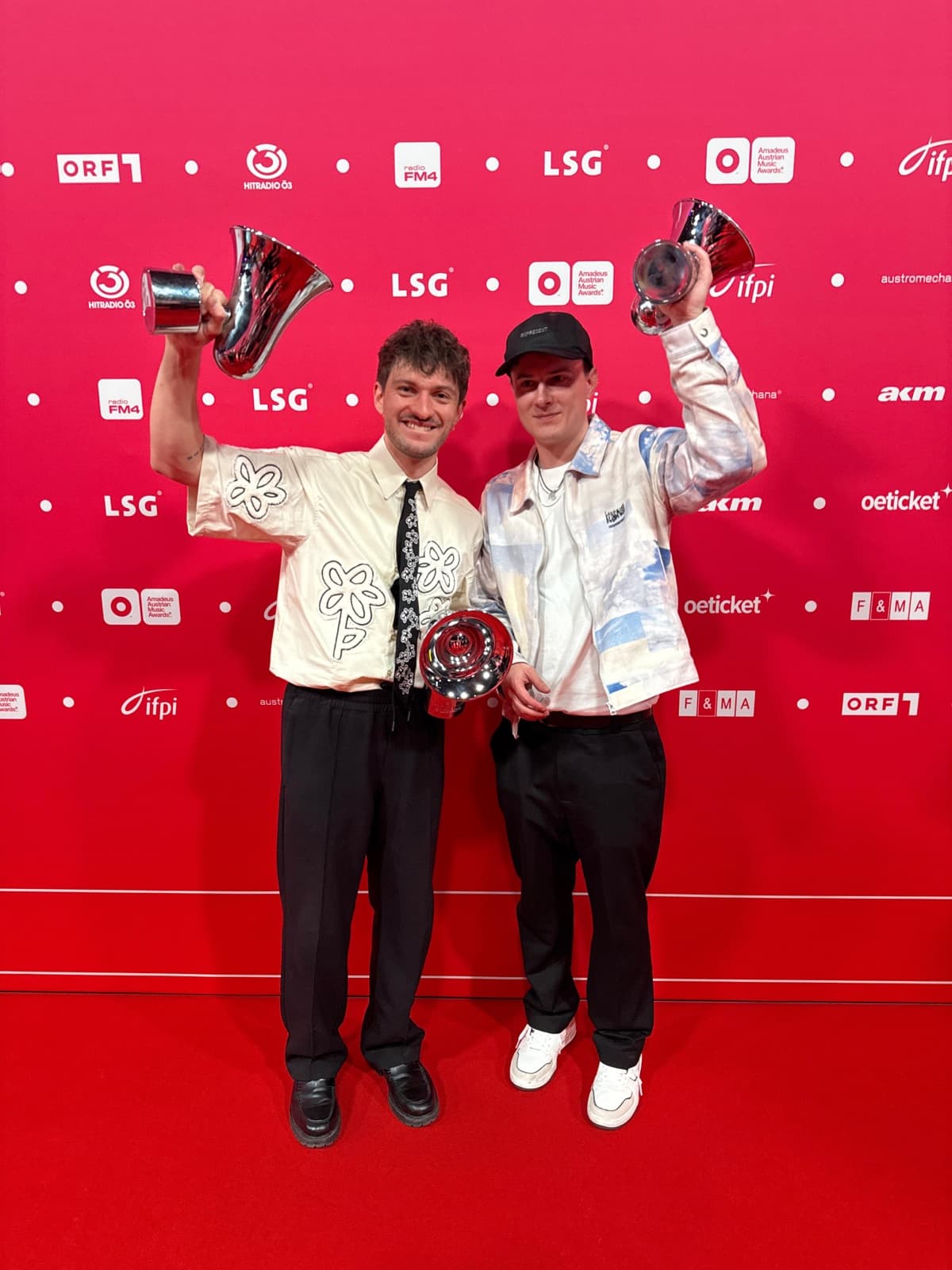 RIAN und Gabriel Geber mit ihren Amadeus Awards 2025 auf dem roten Teppich