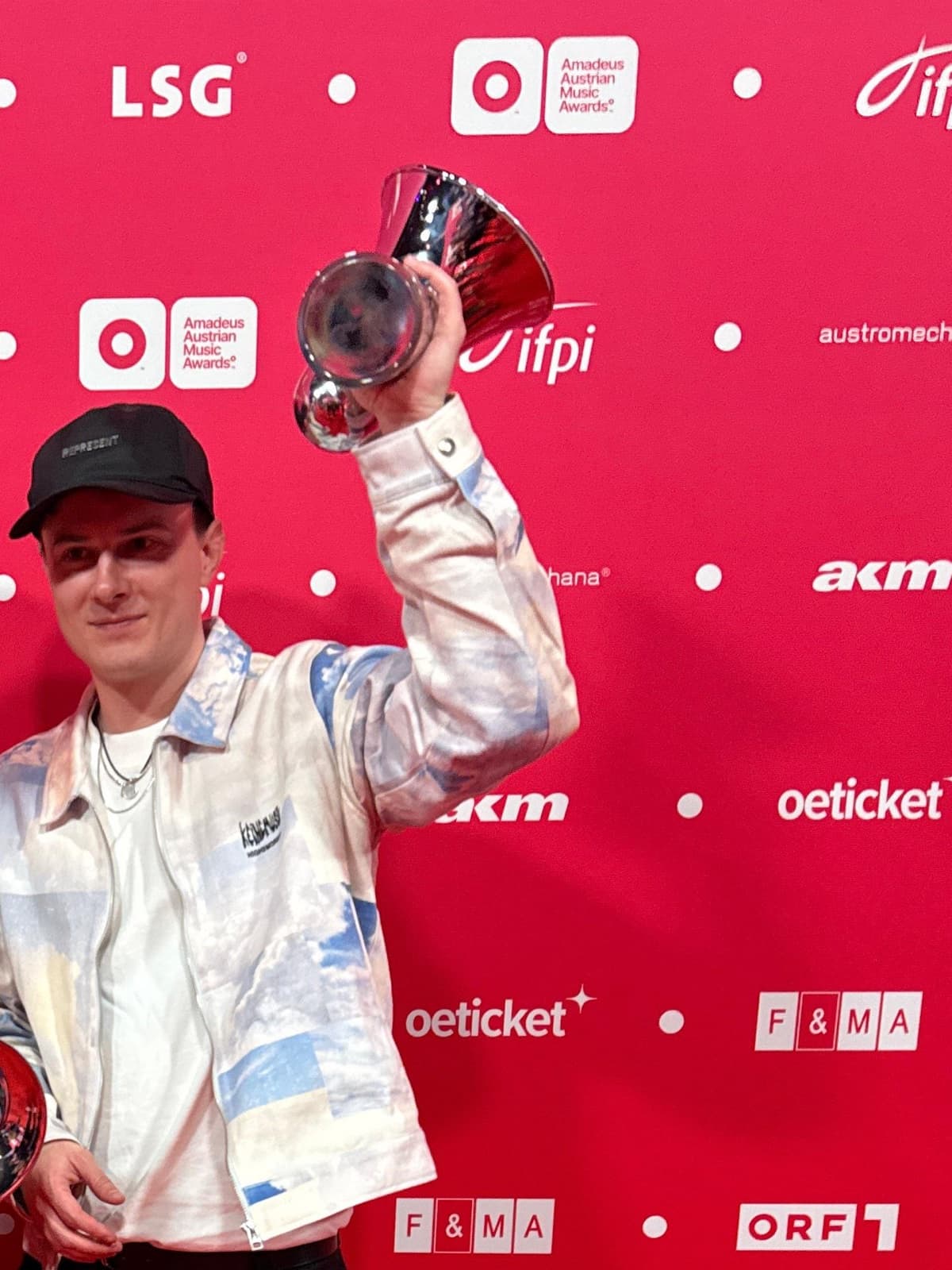 Gabriel Geber mit einem Amadeus Award 2025 auf dem roten Teppich